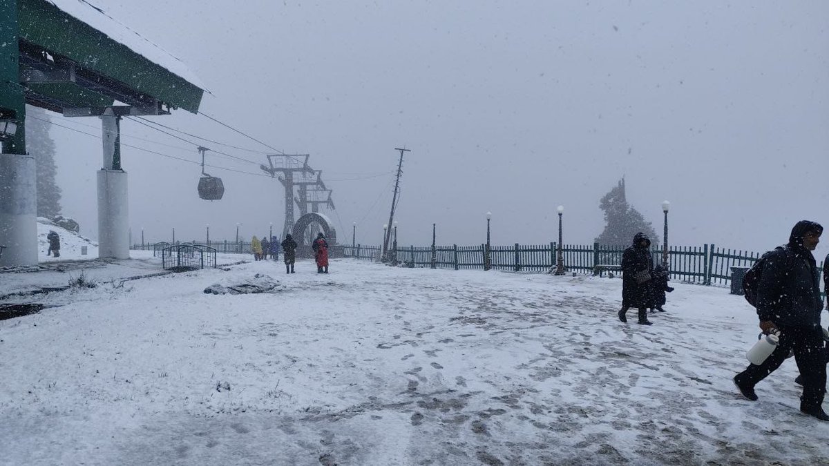JAMMULINKS's tweet photo. Tourists enjoy as Kongdoori in north #Kashmir’s Gulmarg receives the season’s first snowfall. https://t.co/J9sm2e4UhW