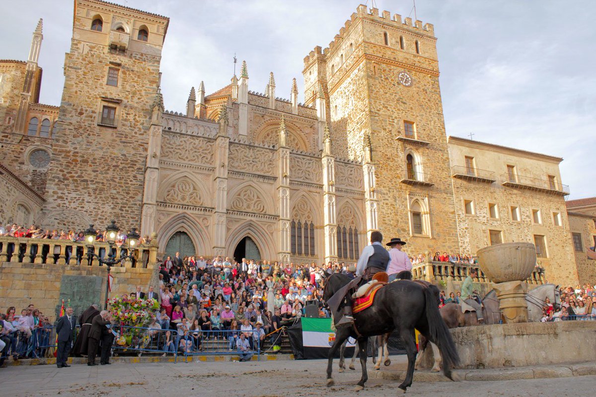 extremadura_tur's tweet photo. 🇪🇸⛪🐎  #Guadalupe te espera cada 12 de octubre para celebrar la Fiesta de la Hispanidad, una cita llena de historia, pasión y raíces compartidas declarada de Interés Turístico.

Las calles se llenan de vida con la majestuosa procesión de caballos y jinetes. ¡Ven a vivirlo! https://t.co/u8H8UaDcfO