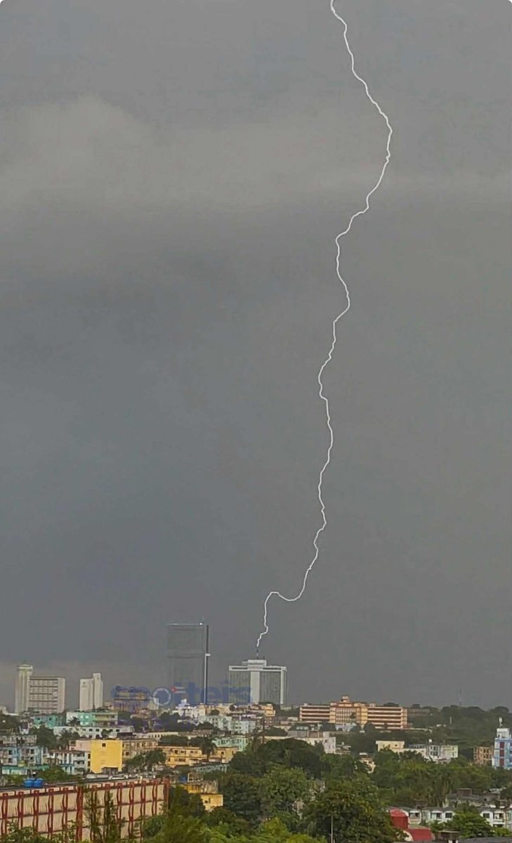 OnCubaNews's tweet image. Viral: Lightning strikes the Habana Libre towers.
This Sunday&apos;s storm in the #Cuban capital left behind the image of a powerful electrical discharge that has gone viral on social media.
📸: Henry Rodríguez