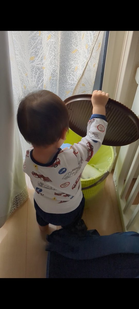 hawk_gt's tweet photo. 使用済みオムツを渡すと、ちゃんとゴミ箱に捨てる姿を見て成長を感じる。 https://t.co/riMiYgKerR