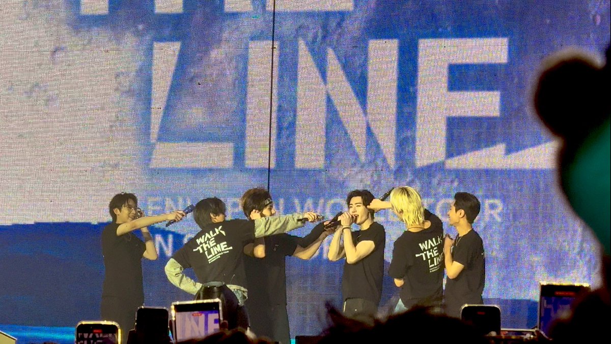 criminaluvying's tweet photo. till the end with enhypen 💗 #WALK_THE_LINE_IN_SINGAPORE #ENHYPEN https://t.co/ivP0tRVK55