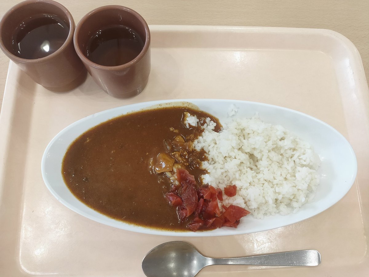 うどんばのおいちゃんいなくなっちゃったから慣れてない人がやってて激混みだったので涙のカレー（少ない