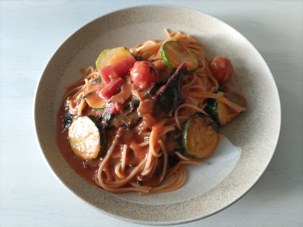 tist52019496's tweet image. 自家製野菜のパスタ
ミニトマト、ズッキーニ、スイスチャード、バジル
やっぱり、具の入れる種類を多くすると、美味しいな〜