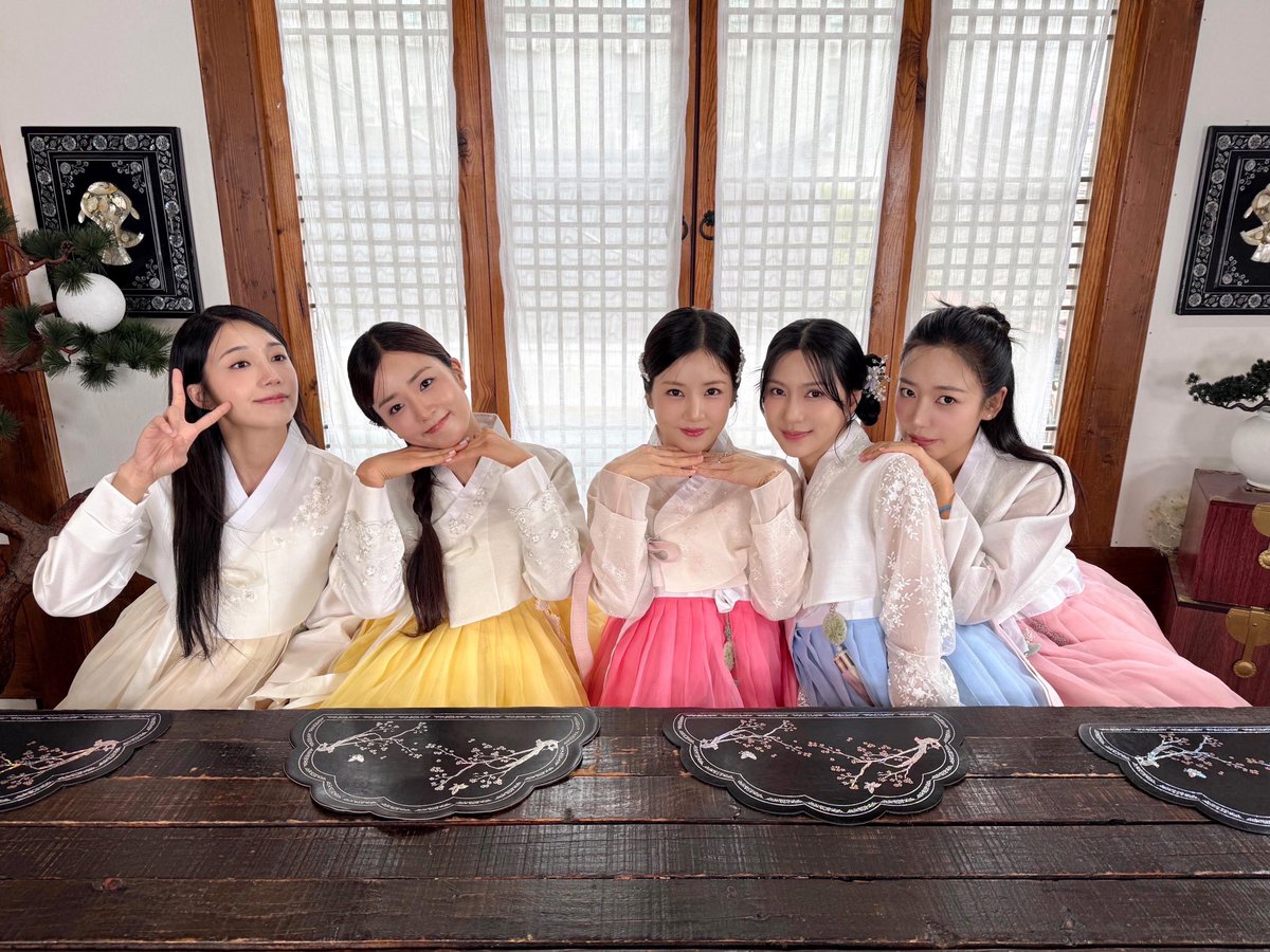 [📸]

다들 송편에 뭐 넣었어요?
에이핑크는 판다를 향한 사랑💓
넣었대요♥(⸝⸝⸝ᵒ̴̶̷̥́ ᵕ ก̀⸝⸝⸝)ෆ

에이핑크🤍판다 영원하길🥰
보름달처럼 밝고 풍성한 한가위 보내세요🌕

#에이핑크 #Apink  
#박초롱 #윤보미 #정은지
#김남주 #오하영