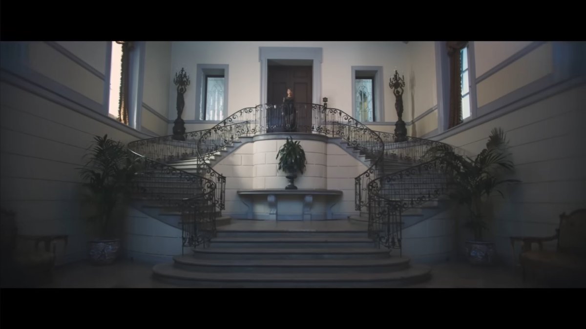 이 스테어씬 보자마자 뭔가 검은색 시스루 드레스 입은 여자가 천천히 내려올 거 같고 존나 두려웟음