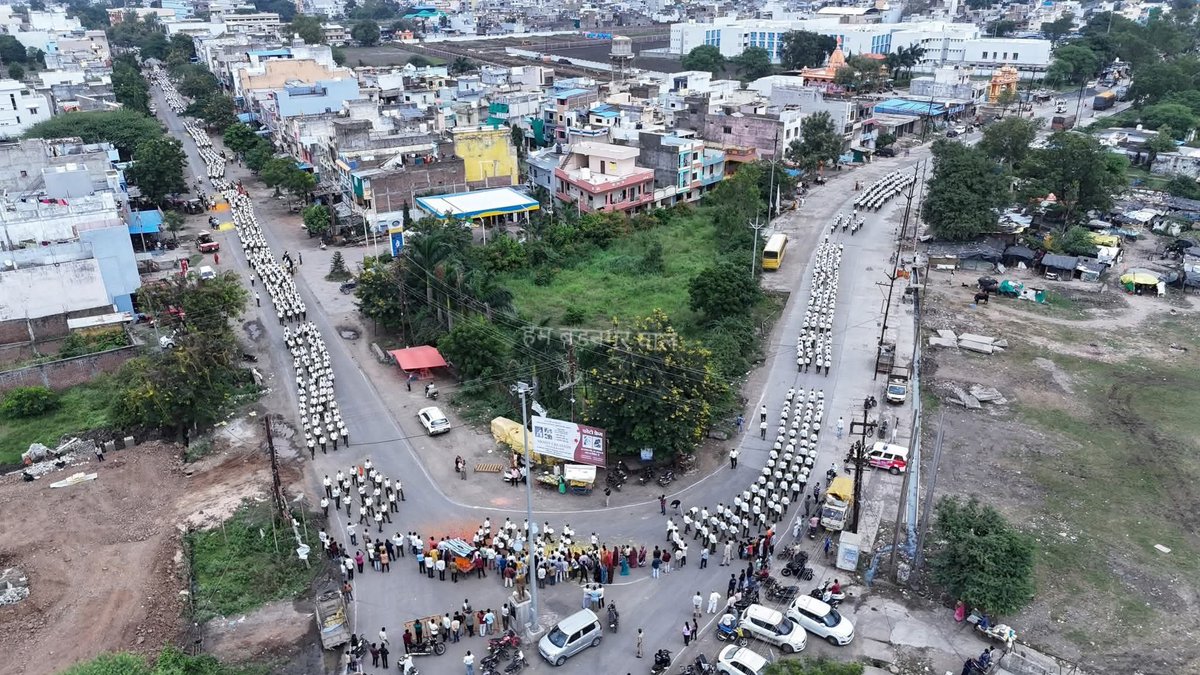 राष्ट्रीय स्वयंसेवक संघ के 100 वर्ष पूर्ण होने पर आज बड़नगर में आयोजित ‘पथ संचलन’ में सम्मिलित होने का सौभाग्य प्राप्त हुआ।

संघ शताब्दी की इस गौरवमयी यात्रा में माँ भारती की सेवा, सुरक्षा और संस्कारों के लिए अपना जीवन समर्पित करने वाले सभी संघ साधकों को हृदय से नमन।
#RSS100Years