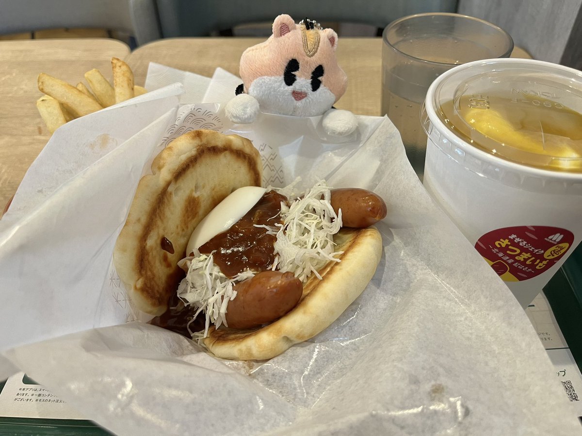 plapla_plush's tweet photo. これが、、噂の月見…！？

#PLAPLAのいる生活　#PLAPLA　#ぬい撮り #月見バーガー https://t.co/gyno4nCc3E