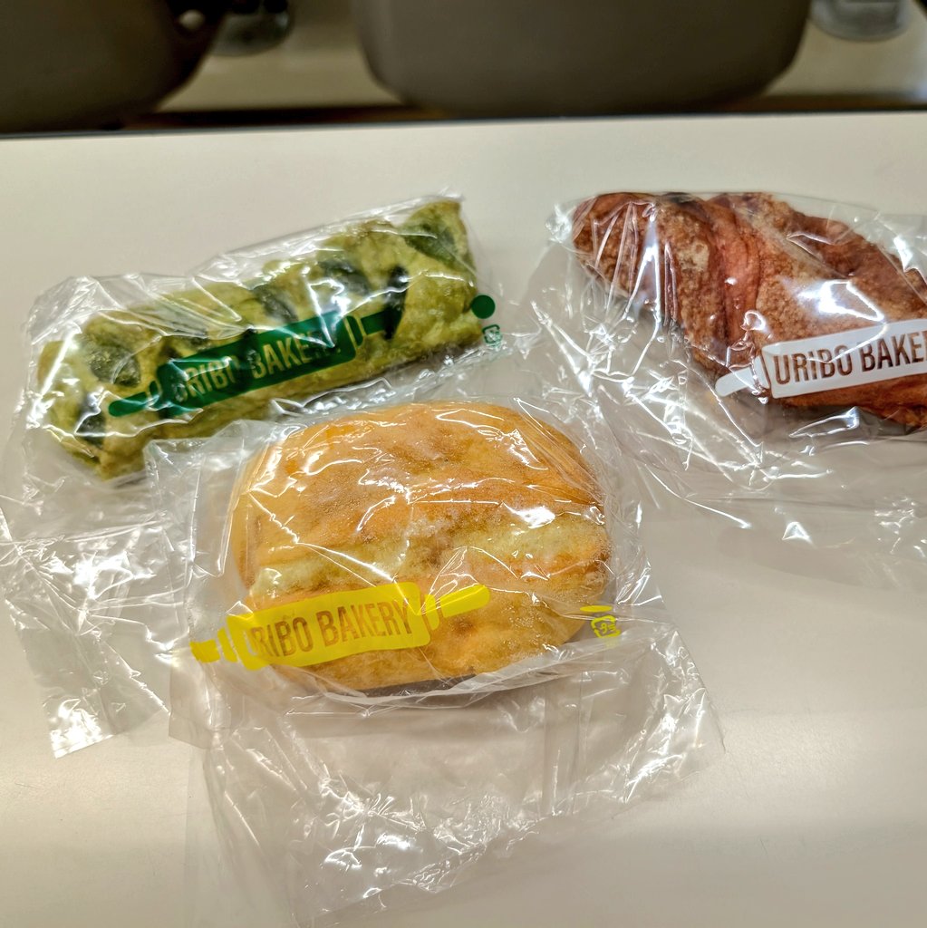 hoothoot_owl_06's tweet image. シャインマスカットのパイ、写真で見るより緑色が強くて抹茶味かと思った。味はしっかりシャインマスカットで美味しい