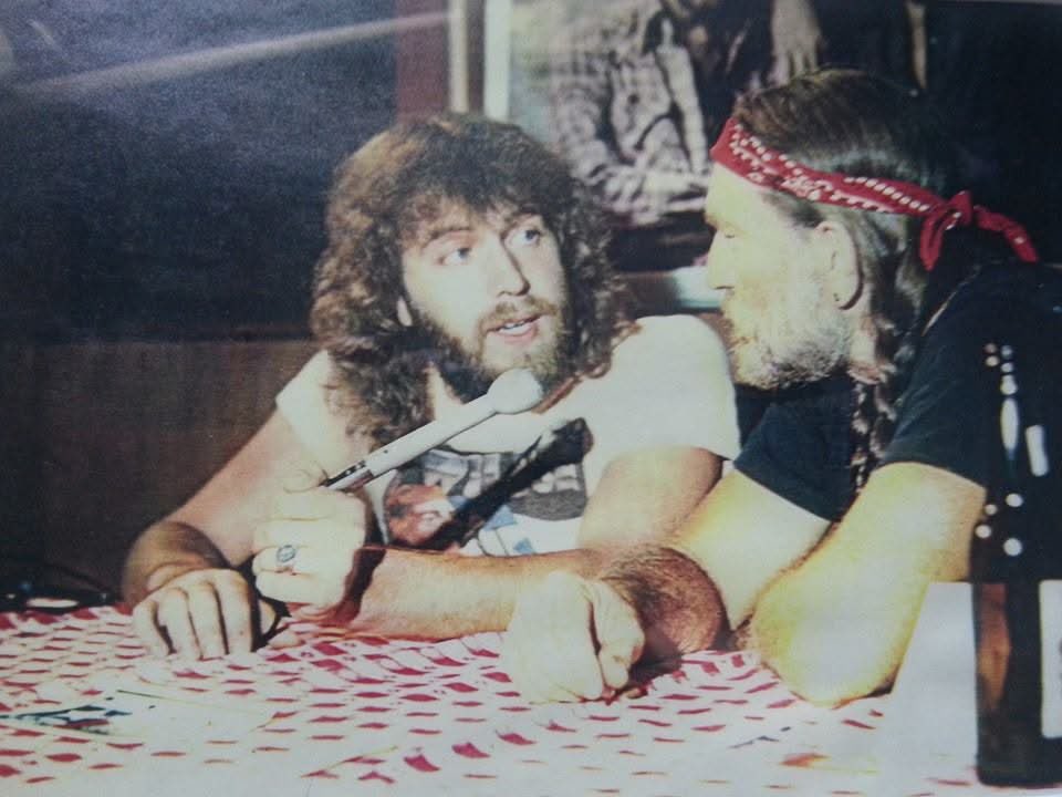 FactsAboutTexas's tweet photo. Dallas' KZEW disc jockey John Rody interviewing Willie Nelson in the late 1970s https://t.co/DLxVmq5fei