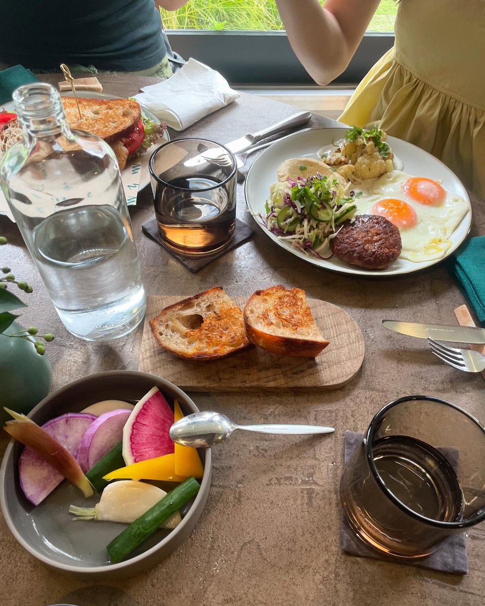 色鮮やかな野菜、香ばしいパン、そして目玉焼きとハンバーグのプレート…どれも見た目からすでに美味しい予感😋

おしゃべりしながら食べると、さらに美味しさが倍増！💛