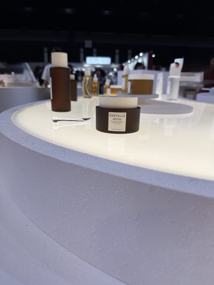 yukari0088's tweet photo. #メガコスメランド #SKIN1004 ブース
まるで美術館の展示品みたいな
上品な空間
シンプルだけど、肌の負担は最小限に
厳選された原料を使用されて作られた化粧品
個人的ファンとしてアンバサダーとしても魅力的なスキンケア💛
#1004DAY https://t.co/jtyKzApiSc