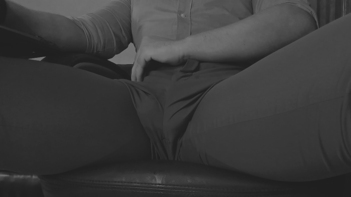 bulgeart's tweet photo. This is how a macho sits. https://t.co/TnrBfuxscd