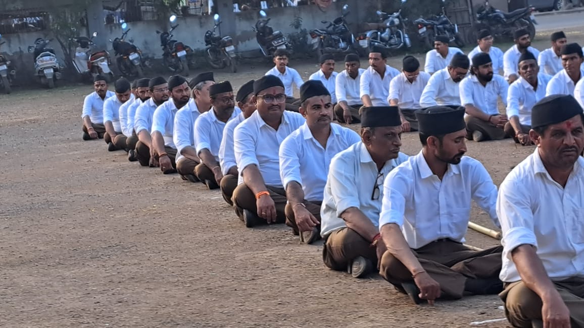 ipareshjadav's tweet photo. संघ @RSSorg के शताब्दी वर्ष पर भावनगर ज़िल्ले के सिहोर नगर में विजयादशमी उत्सव एवं पथ संचलन का हिस्सा बनने का सौभाग्य मिला।

100 वर्षों की यह यात्रा केवल संगठन की नहीं, बल्कि राष्ट्रप्रेम, अनुशासन और समर्पण की प्रेरणादायी गाथा है।
जय श्री राम। https://t.co/ogufPGkFem