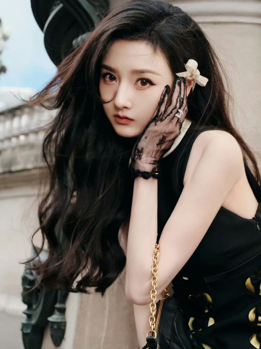 ForCdrama's tweet photo. #SongZuer for Valentino show at Paris Fashion Week. https://t.co/MrH61H2NSr