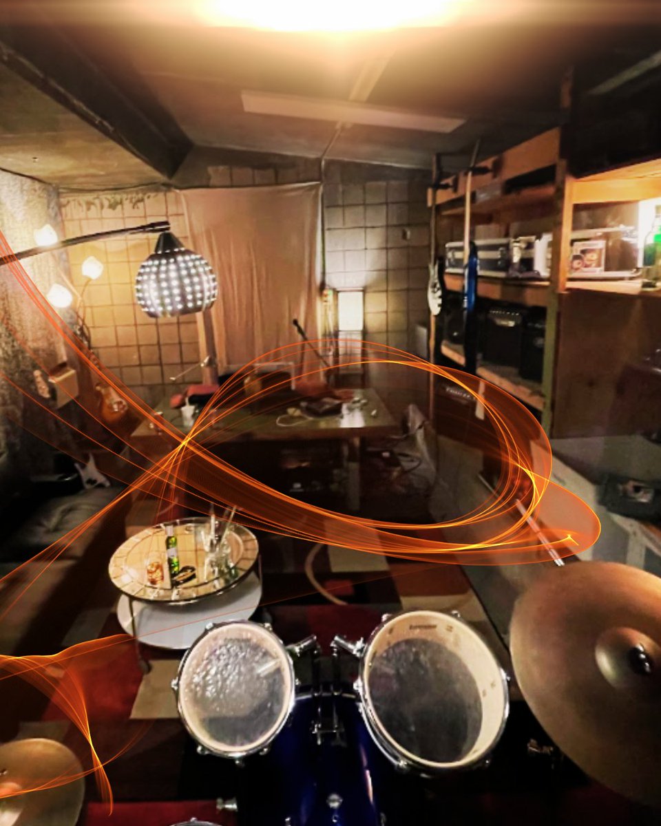 JohnnyBLmnTree's tweet image. We called it The Dungeon.
Basement of an old garage near the beach.
No frills—just songs, soul, and sleepless nights.

#JohnnyBLemonTree #IndieArtistJourney #RawAndReal #SongwriterStories