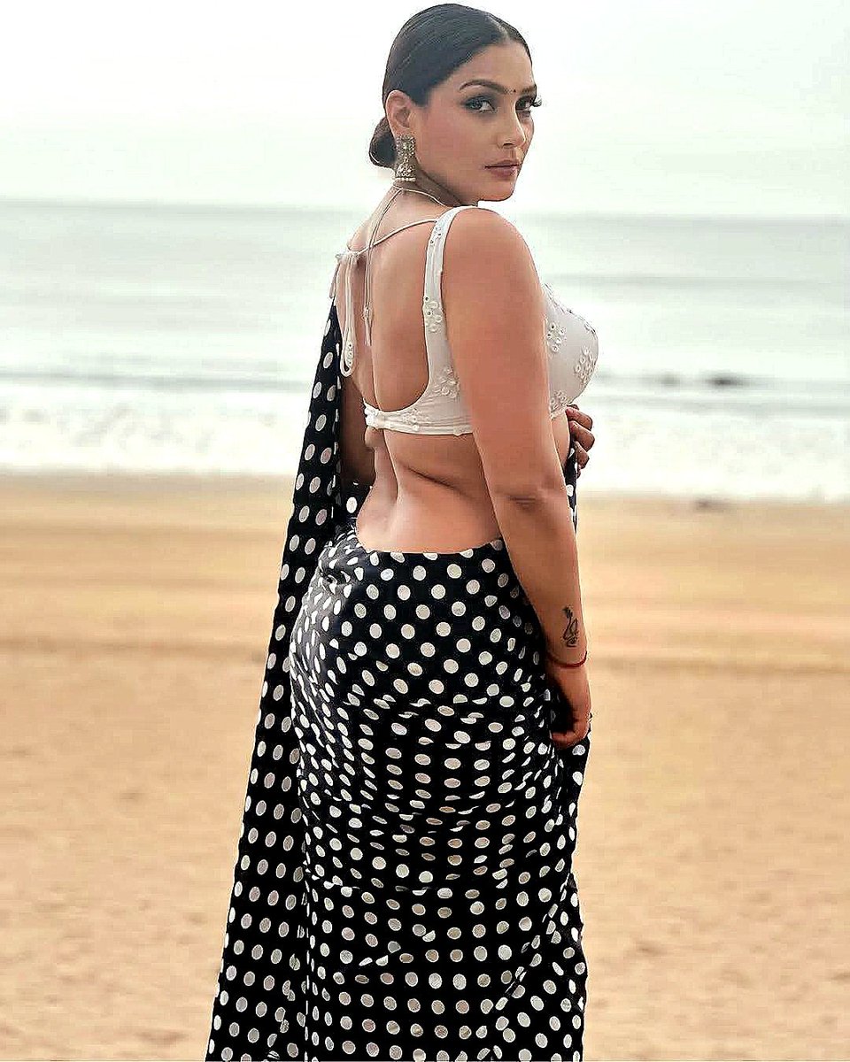 न जाने किसकी 
    ख़्वाहिश है दरिया को... 💞
न जाने किसकी खातिर 
                 लहरें मचलती हैं... 🌊 💕