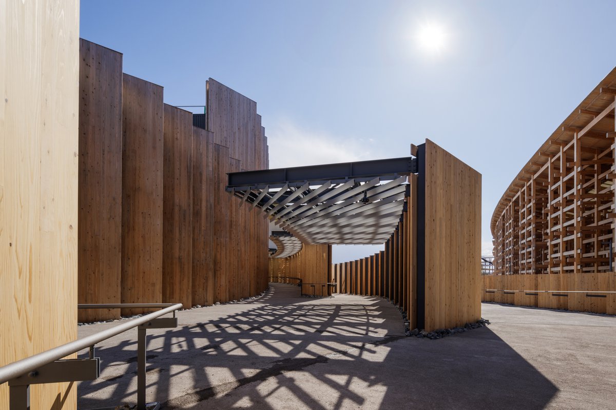 Architizer's tweet photo. Using modular CLT panels assembled in radial layers, the Japan Pavilion for Expo 2025 Osaka turns the concept of regeneration into a building system designed to be dismantled and reborn elsewhere.

📍Osaka, Japan
 
Project by: NIKKEN SEKKEI LTD
Details: https://t.co/faE49Vk7Gh https://t.co/jv6YUX4VrD
