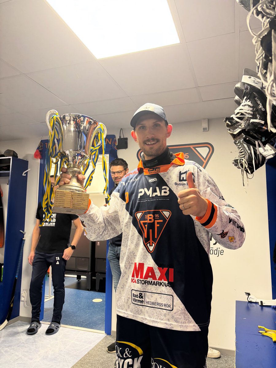 Stort grattis kompis🏆Så värd den här framgången efter allt som varit❤️Bara att gratulera bandysverige att du är tillbaka✌️