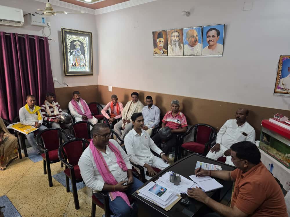 rssinghpatelbjp's tweet image. &quot;आज प्रातः मिर्जापुर आवास पर क्षेत्र के विभिन्न स्थानों से आए जन-जन की समस्याओं को सुना। कई समस्याओं का समाधान मौके पर ही कर दिया गया, जबकि शेष के त्वरित निस्तारण हेतु संबंधित विभागों के अधिकारियों को आवश्यक दिशा-निर्देश प्रदान किए गए।&quot;