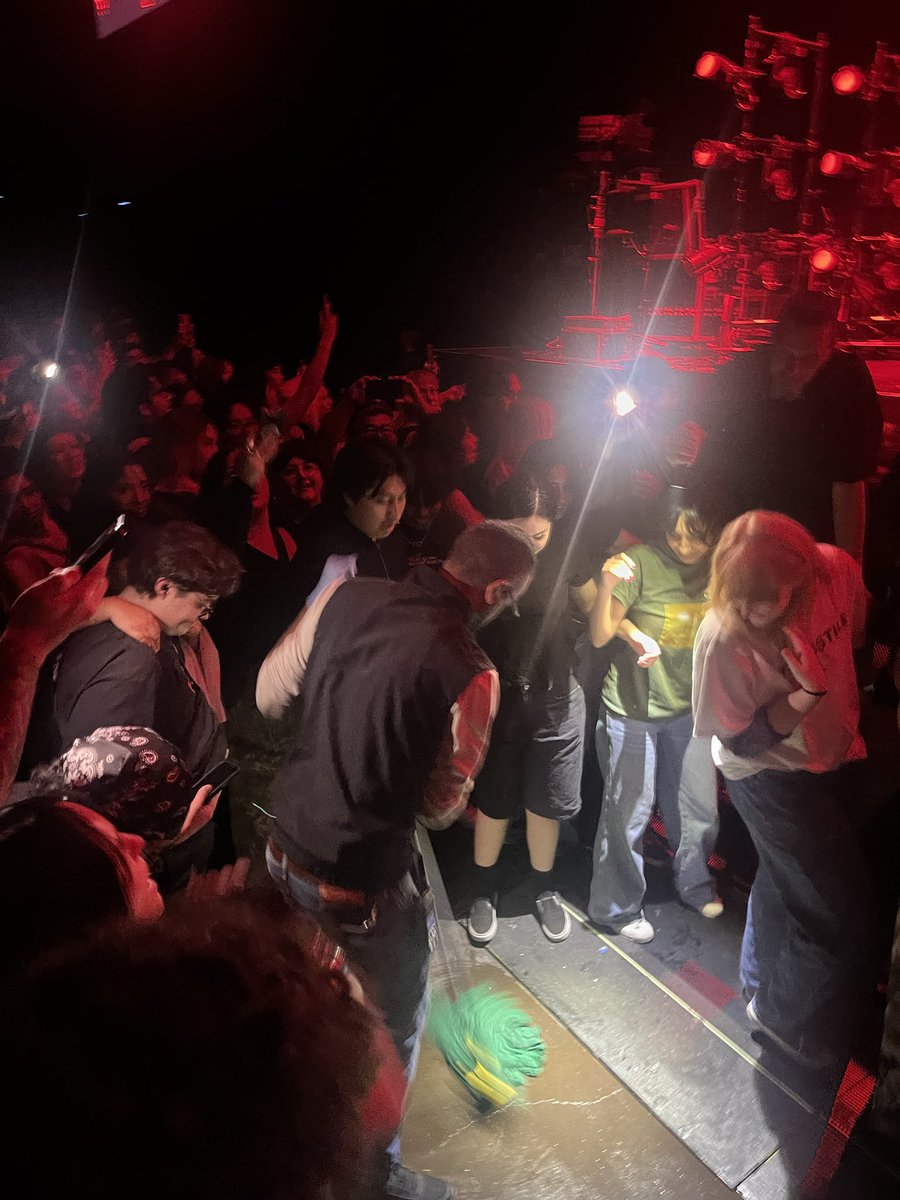ApinkDSlite_'s tweet image. someone pissed themselves during jane remover at the turnstile show