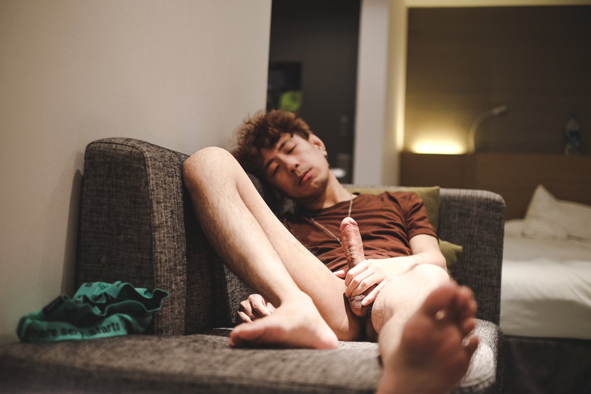 好想吃烤肉啊！
有人要約我嗎！？
燒烤也行🤤
要吃肉棒也行🥵