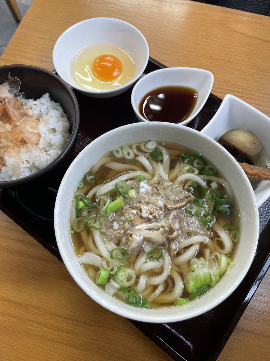 Ryusuke_Hirai's tweet image. 立石の「四つ木製麺所」でうどんランチ🍜
茹でたての麺にやさしい出汁、卵かけごはんも最高でした✨
暖簾の「茹でたてを食べて行くかい？」の文字がもう最高。
地元で愛されるお店ってやっぱりいいですね☺️

#葛飾グルメ #立石 #四つ木製麺所 #うどん