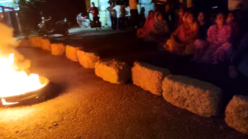 otvkhabar's tweet image. #ନୂଆ_ଜଗନ୍ନାଥ_ସଡ଼କ_ଅବରୋଧ
-ପିପିଲି: ସୁକଳଠାରେ ନୂଆ ଜଗନ୍ନାଥ ସଡ଼କ ଅବରୋଧ
-ମହିଳାଙ୍କ ମୃତ୍ୟୁର ତଦନ୍ତ ଦାବିରେ ରାସ୍ତାରୋକ
-ଉଭୟ ପଟେ ଅଟକି ରହିଛି ଶହ ଶହ ଗାଡ଼ି #pipili #OTV