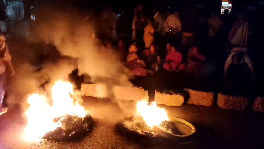 otvkhabar's tweet image. #ନୂଆ_ଜଗନ୍ନାଥ_ସଡ଼କ_ଅବରୋଧ
-ପିପିଲି: ସୁକଳଠାରେ ନୂଆ ଜଗନ୍ନାଥ ସଡ଼କ ଅବରୋଧ
-ମହିଳାଙ୍କ ମୃତ୍ୟୁର ତଦନ୍ତ ଦାବିରେ ରାସ୍ତାରୋକ
-ଉଭୟ ପଟେ ଅଟକି ରହିଛି ଶହ ଶହ ଗାଡ଼ି #pipili #OTV