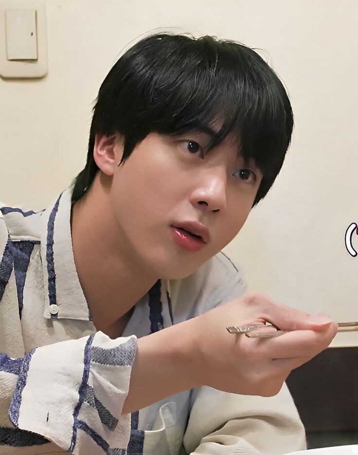 즨쌤한테 야설걸리면
그자리에서 육성으로 읽어주심
"남줁이 섴진에게 키스했다. 남줁쌤 여기 학교야 이러면 안돼."
로봇같은 말투로 읽어주고 잔소리까지 해줌
"그걸 아는 놈들이 이런걸 쓰고 돌려읽어?"