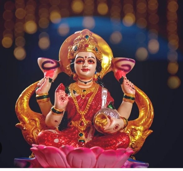 DrGeet1305's tweet image. शरद पूर्णिमा
कोजागर पूर्णिमा या कोजागरी पूर्णिमा
देवी लक्ष्मी का प्राकट्य:
पौराणिक कथाओं के अनुसार धन की देवी मां लक्ष्मी का जन्म समुद्र मंथन के दौरान इसी पूर्णिमा तिथि को हुआ था। इसलिए इसे मां लक्ष्मी के जन्मोत्सव के रूप में भी मनाया जाता है।
'को जागृति' का अर्थ: इस पूर्णिमा…