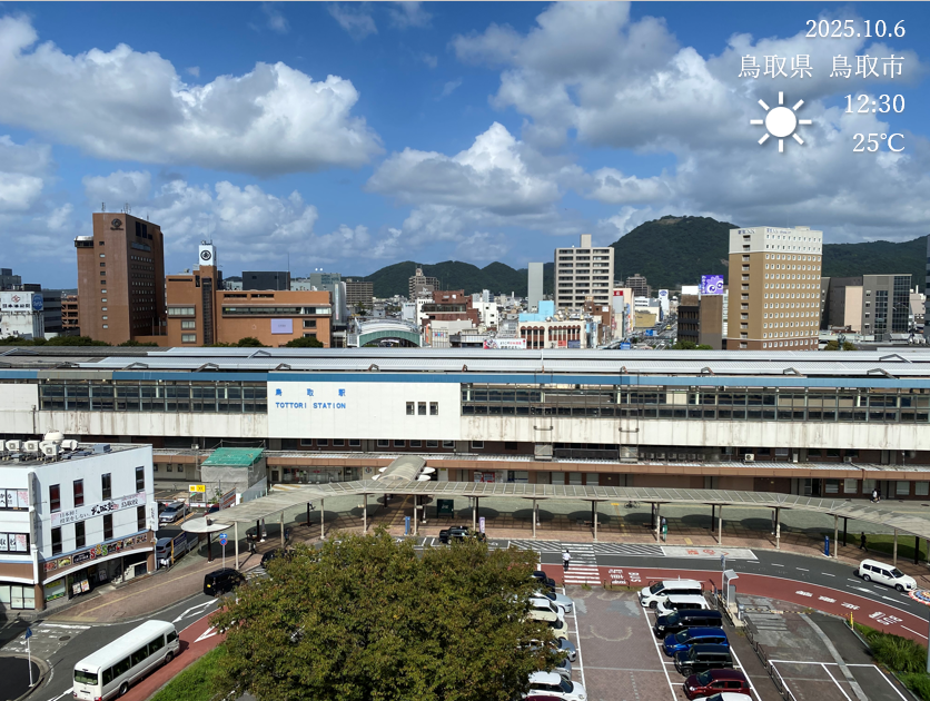 t_axis1993's tweet image. お疲れ様です。鳥取のアクシスです🙂
本日は白い雲と青空のコントラストがきれいです📷
季節の変わり目は体調を崩しがちですが、体調に気をつけて、本日も頑張りましょう！
#企業公式秋のフォロー祭り 
#企業公式が毎朝地元の天気を言い合う