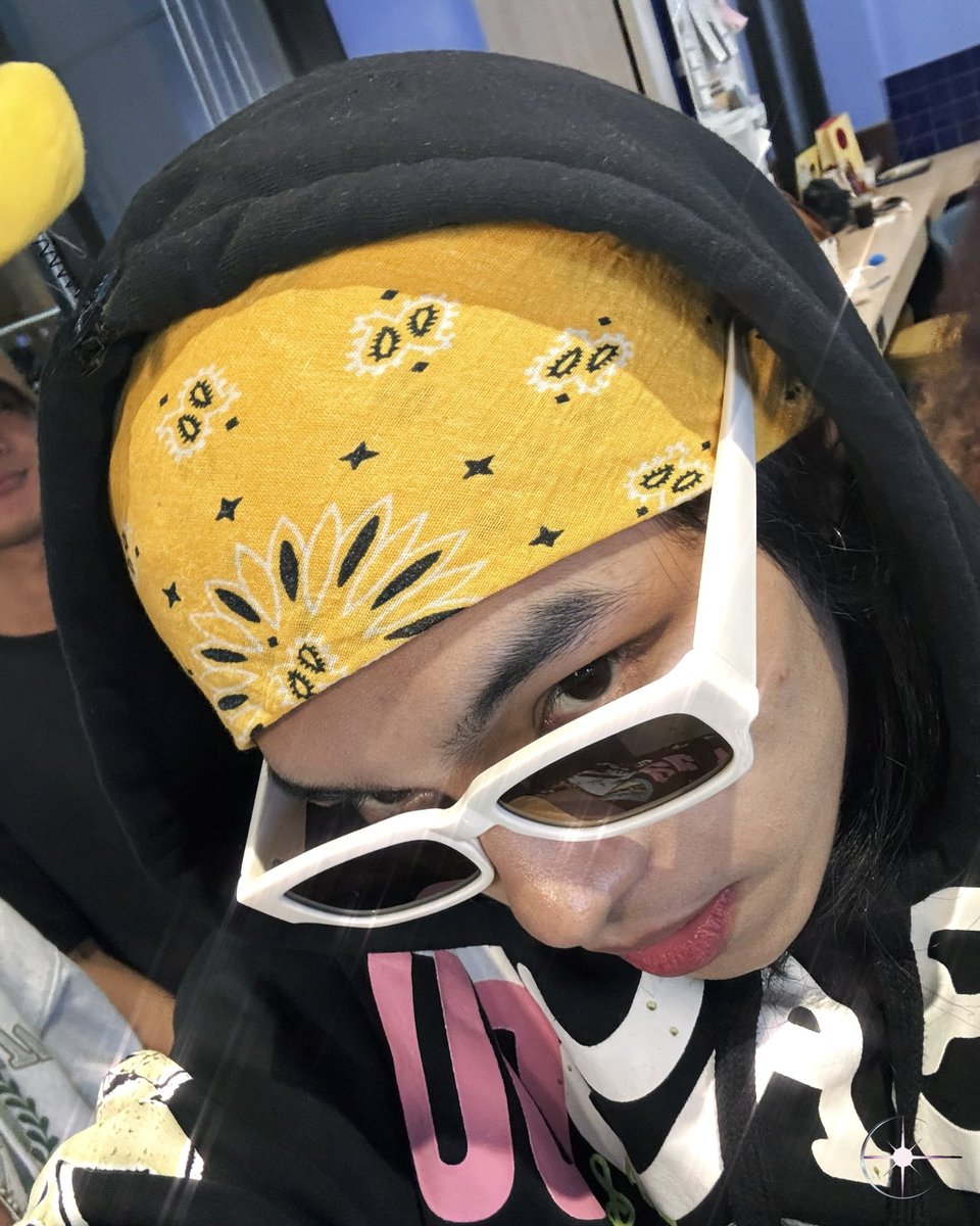 starlit_ofc's tweet photo. Our boy reppin’ Wayne last night at Just Hatched: Ducklings’ Cupsleeve Debut — peep the yellow bandana + duckling clip ✨
#WEBLOOMANDSHINE
#ASTER_CHARLIE
#STARLIT_OFC https://t.co/NmDcVInsq5