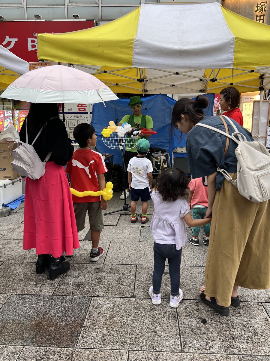 naruseyoshiharu's tweet photo. 赤羽駅東口広場での
｢赤羽わくわく元気会秋祭り｣、
バルーンアートで出演しました！
強めの雨の中でしたが、たくさん足を運んでくださりありがとうございます！ 

#赤羽
#赤羽わくわく元気会 https://t.co/tGfxwnHmAi