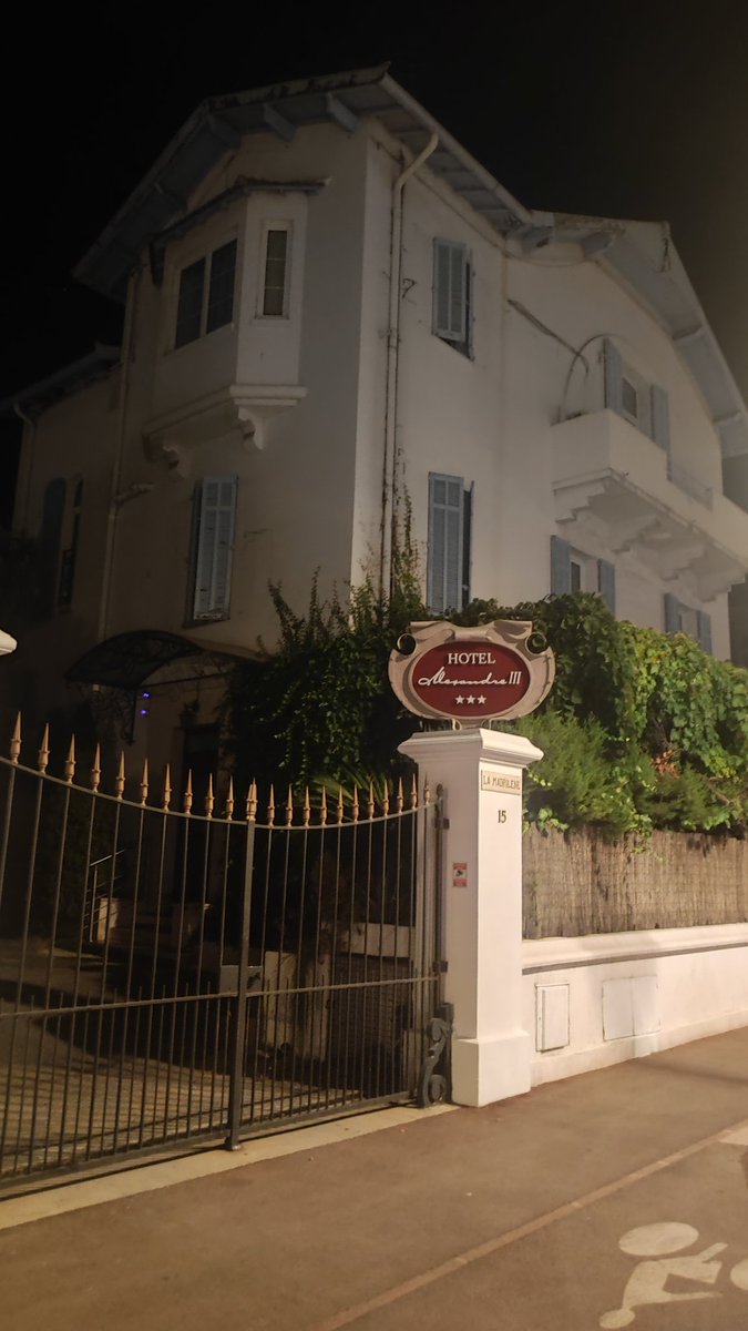 Tes invités.sont arrivés mon René <a href="/ReneTombarel/">tombarel rené</a>  . Je les dirige chez Manuel <a href="/HotelAlexandre3/">Hotel Alexandre III</a> .