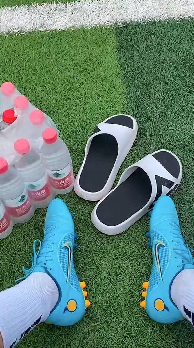 【足球鞋】
出几双足球体育生的专业球鞋🤩
趁着国庆的尾巴，价格优惠。
需要的+q来问
两双送🧦