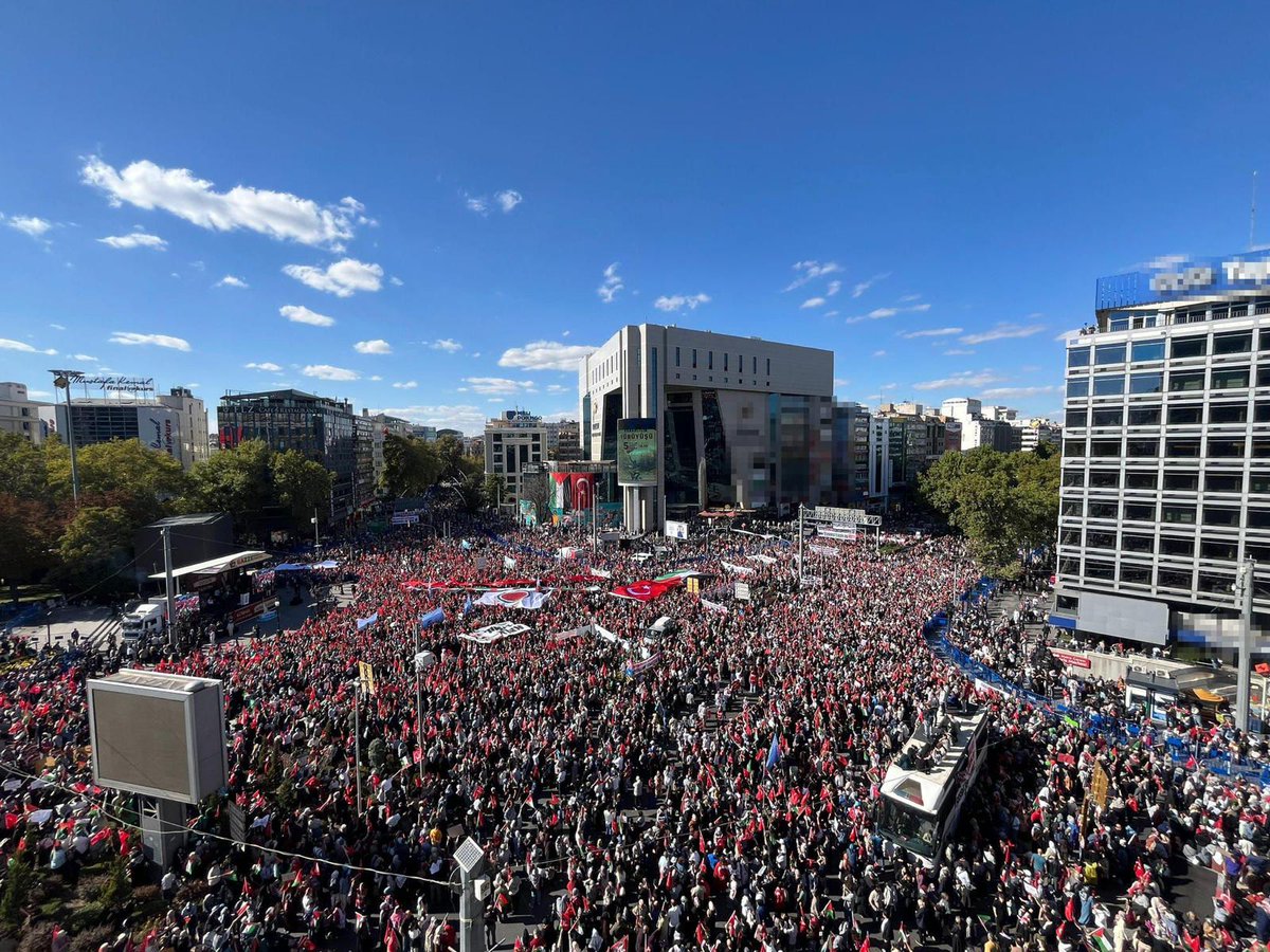 mahmuttyusuf's tweet photo. Mazlumların sesi, adaletin izindeyiz!
Bugün, yüreğimizdeki sarsılmaz inançla #GazzeİçinYürüyoruz.
Zulme sessiz kalmıyor, adalet ve insanlık için #ÖzgürlüğeYürüyoruz.
Birlik, dirayet ve kararlılıkla bu yürüyüşte omuz omuzayız!
🇵🇸 #KararlılıkYürüyüşü https://t.co/eMUMO3rLN6