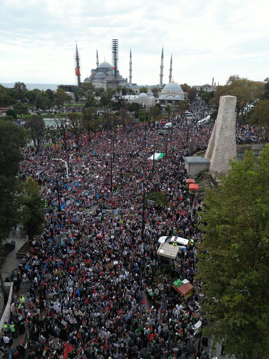 mahmuttyusuf's tweet photo. Mazlumların sesi, adaletin izindeyiz!
Bugün, yüreğimizdeki sarsılmaz inançla #GazzeİçinYürüyoruz.
Zulme sessiz kalmıyor, adalet ve insanlık için #ÖzgürlüğeYürüyoruz.
Birlik, dirayet ve kararlılıkla bu yürüyüşte omuz omuzayız!
🇵🇸 #KararlılıkYürüyüşü https://t.co/eMUMO3rLN6