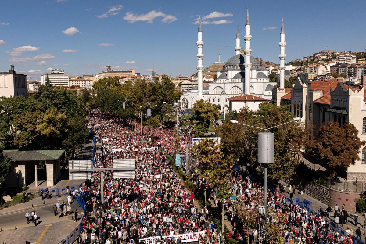 mahmuttyusuf's tweet photo. Mazlumların sesi, adaletin izindeyiz!
Bugün, yüreğimizdeki sarsılmaz inançla #GazzeİçinYürüyoruz.
Zulme sessiz kalmıyor, adalet ve insanlık için #ÖzgürlüğeYürüyoruz.
Birlik, dirayet ve kararlılıkla bu yürüyüşte omuz omuzayız!
🇵🇸 #KararlılıkYürüyüşü https://t.co/eMUMO3rLN6