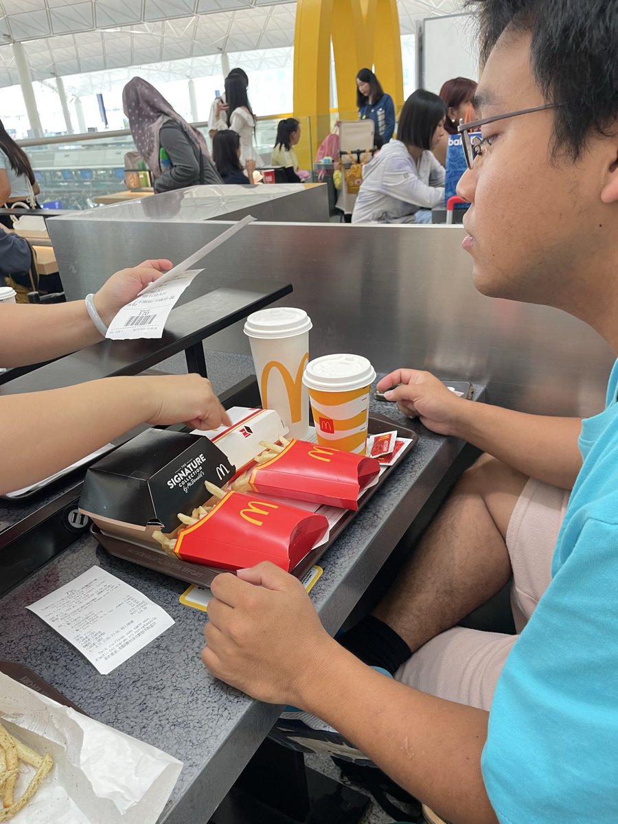 おんなじの頼んだのに、りょうくん側ふたつきたしチキン追加されてるし、勝手に返金するわみたいな感じになって最後まで香港楽しめた