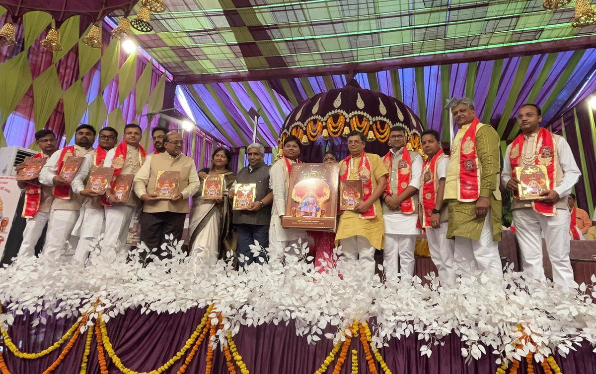 अलीगढ़ में युवा अग्रवाल समाज संगठन द्वारा आयोजित महाराजा अग्रसेन जयंती के भव्य आयोजन में शामिल होकर “अग्र ज्योति” पत्रिका का विमोचन किया।

महाराजा अग्रसेन जी का जीवन दर्शन – आर्थिक समानता, सामाजिक न्याय और सहयोग – आज भी हमारे लिए मार्गदर्शक है।
आज भारत ‘विकसित भारत’ की ओर बढ़ रहा