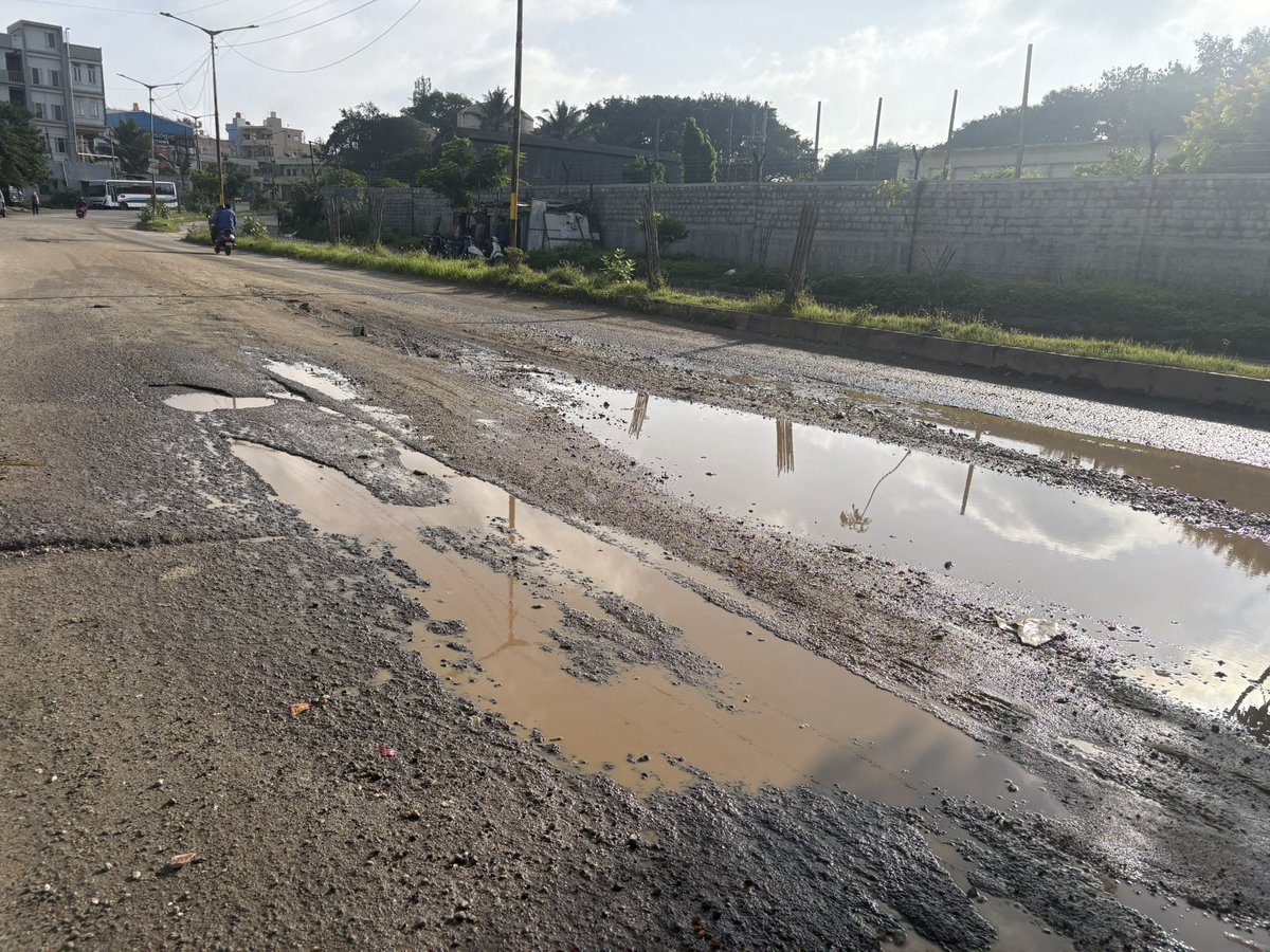 nddevaraj's tweet photo. @DKShivakumar @GBA_office These are the roads of Peenya industrial area https://t.co/nfmjtINCwx