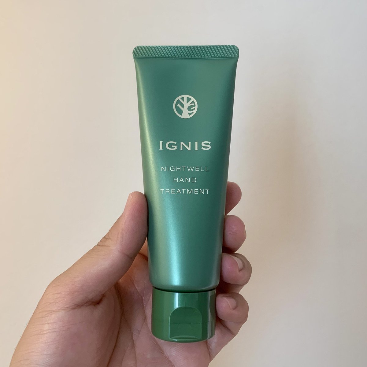 This night hand cream smells so good I can sleep peacefully. Yes, the moisturizing yuzu scent on my hands is just like perfume.💅