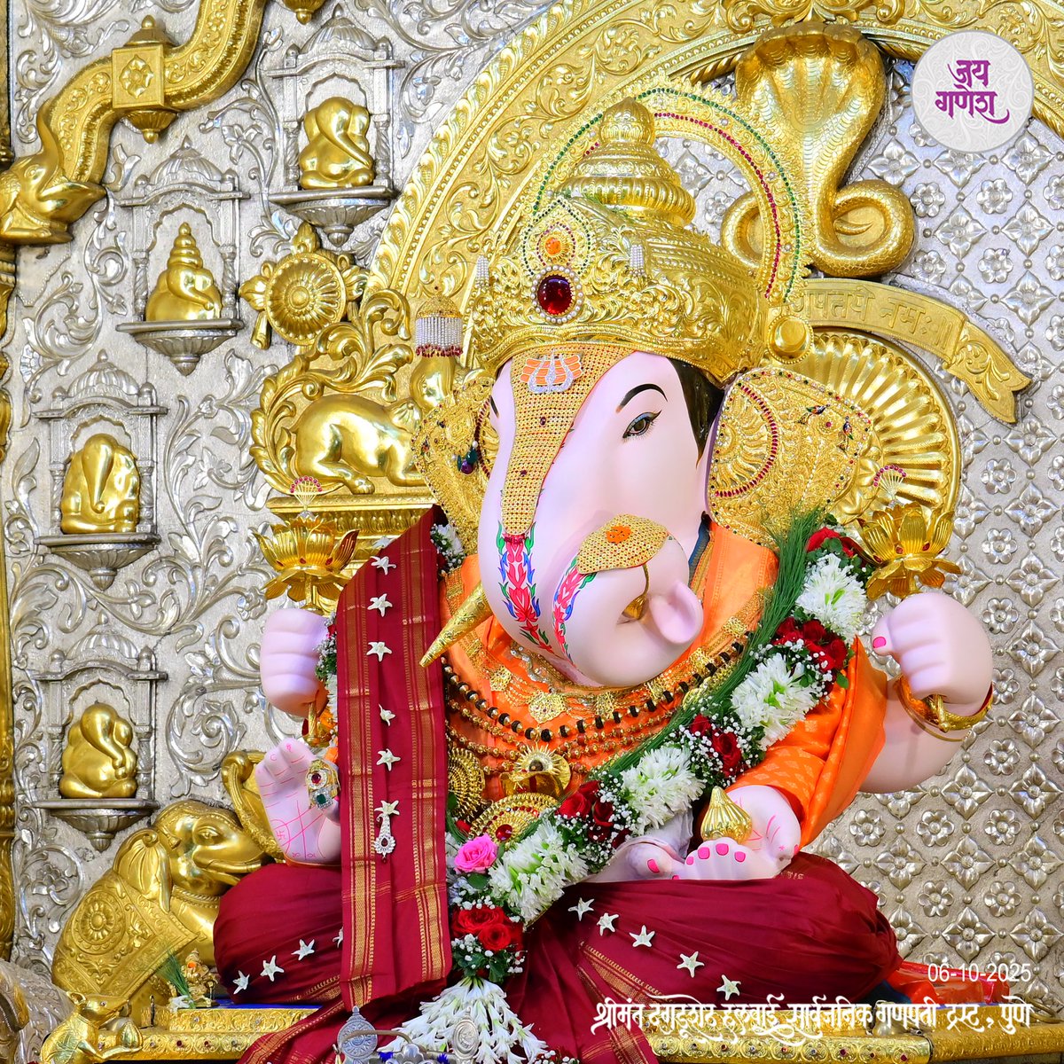 ’तूच एक शाश्वत सत्य, म्हणून आलो तुझिया दारी,
जन्मोजन्मी तुझा वास वसो अंतरात, हीच आस उरी’
.
.
.
.
.
.
#shrimant #dagdusheth #shrimantdagdushethhalwaiganpati #ganpati #ganpatibappa #pune #maharashtra #bappa