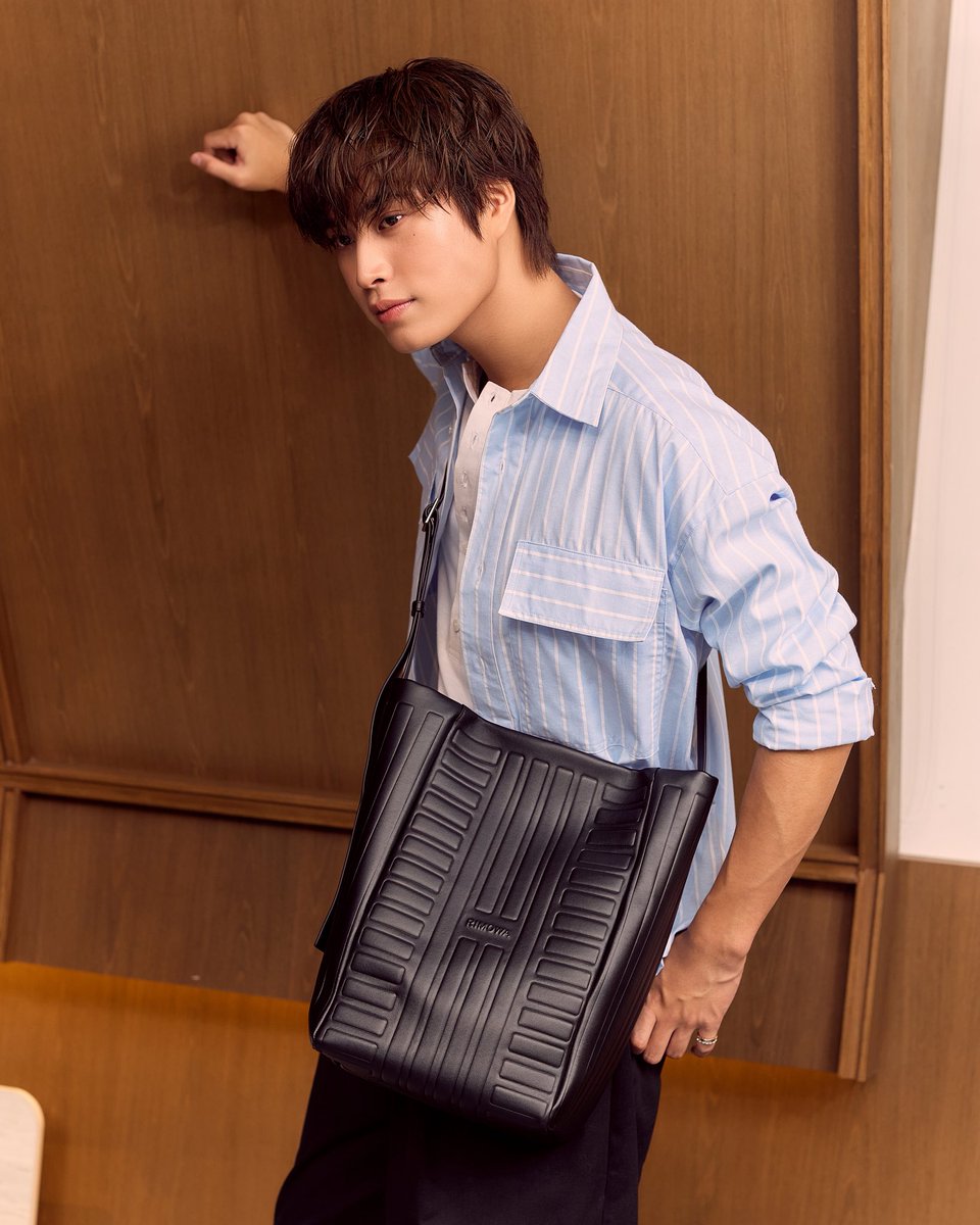 fiercebook_bkk's tweet photo. #เจมิไนน์นรวิชญ์ คอมพลีทลุคเท่ไปกับ Groove Sliding Hobo Bag จาก RIMOWA Groove Collection กระเป๋าหนังพรีเมียมไลน์แรกของแบรนด์ ดีไซน์ร่วมสมัยที่เข้ากับลุคหนุ่มเจมิไนน์ได้อย่างสมบูรณ์

#Gemini_NT #RIMOWA #RIMOWAGroove #FiercelivebyJijie https://t.co/bDbNEYF1hc