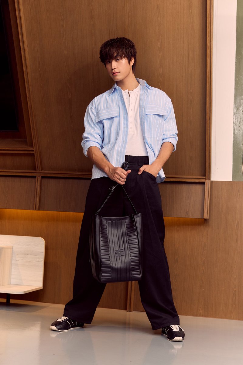 fiercebook_bkk's tweet photo. #เจมิไนน์นรวิชญ์ คอมพลีทลุคเท่ไปกับ Groove Sliding Hobo Bag จาก RIMOWA Groove Collection กระเป๋าหนังพรีเมียมไลน์แรกของแบรนด์ ดีไซน์ร่วมสมัยที่เข้ากับลุคหนุ่มเจมิไนน์ได้อย่างสมบูรณ์

#Gemini_NT #RIMOWA #RIMOWAGroove #FiercelivebyJijie https://t.co/bDbNEYF1hc