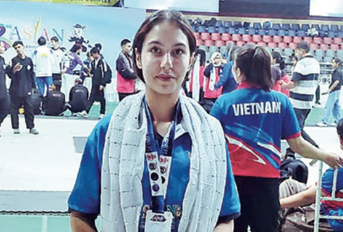 rayaan958's tweet photo. Mysha Bilal Kanth, Class 10 student from DPS Srinagar, wins silver at the 3rd Asian Junior Pencak Silat Championship. Held in Srinagar with 300+ athletes from 11 nations, Mysha shone bright! #DPSSrinagar #RohitSharma #INDvsAUS #NaxalFreeCG #IndiasGotTalentOnSonyTV #AdarshKumar https://t.co/aZzbupisEL