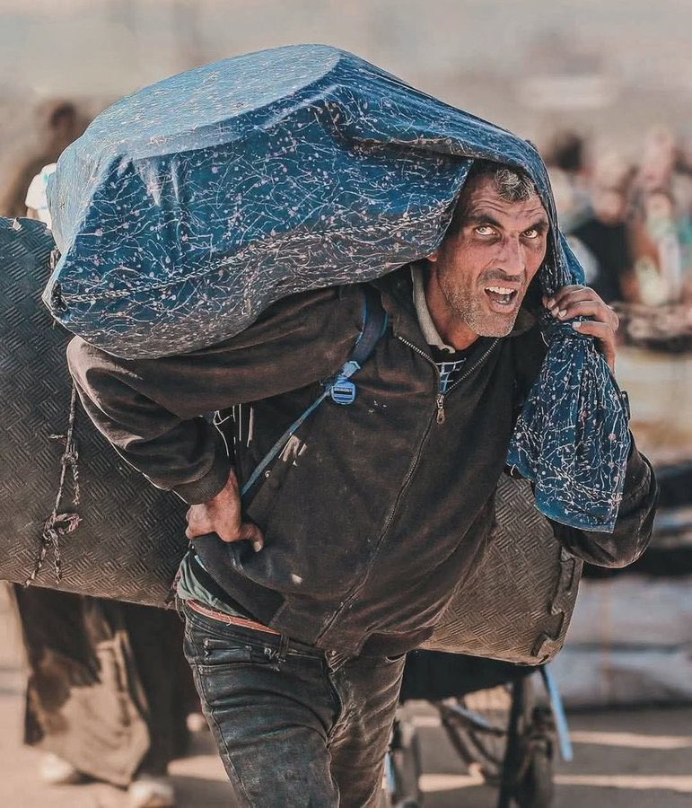 يحمل وطنه على اكتافه باحثا عن وطن .....
يا وجعكم ويا تعبكم 
#غزة