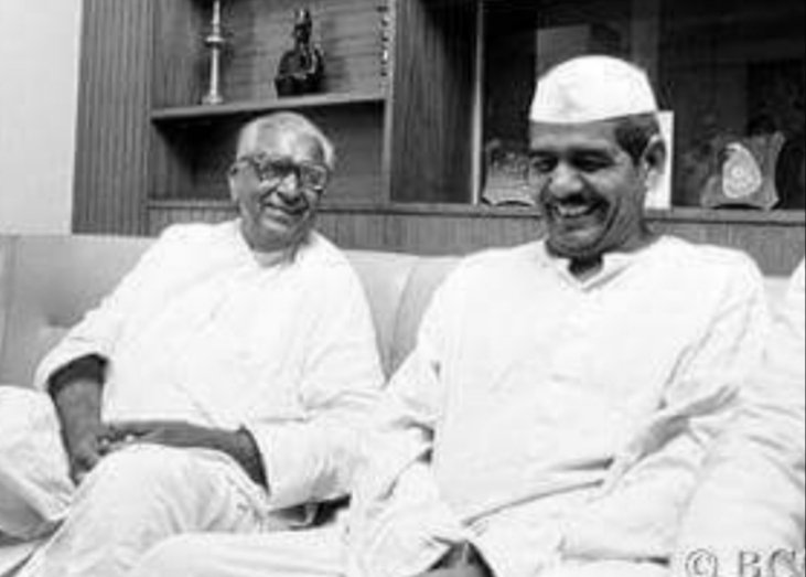 किसानों की सशक्त आवाज,संघर्ष,समर्पण और नेतृत्व के प्रतीक किसान मसीहा चौधरी महेंद्र सिंह टिकैत जी की जयंती पर कोटिशः 💐🙏

धरती की सौंधी खुशबू और गाँव की मिट्टी से गहराई से जुड़े टिकैत जी ने अपना सम्पूर्ण जीवन किसानों के अधिकार, सम्मान और स्वाभिमान की रक्षा के लिए समर्पित कर दिया।