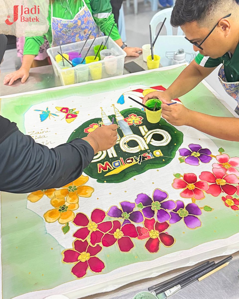 jadibatek's tweet photo. Who would’ve thought abang &amp; akak Grab got talent in making batik 😭

They pulled off a 1m x 1m canvas. They did everything from canting to colouring, all with teamwork.

See? You never know what you can do until you try.
Come join us and make your own batik too 🎨✨ https://t.co/mncF8lneOo