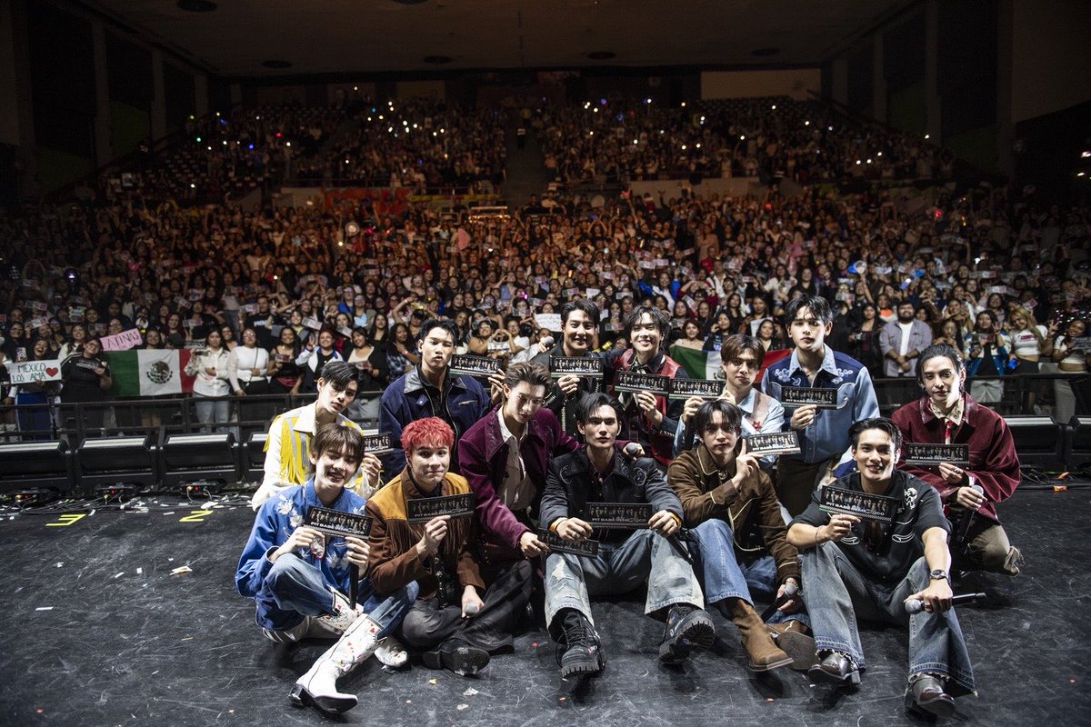 RainbowNewsent's tweet photo. ฮอตข้ามทวีป !! 13 หนุ่ม PIT BABE บินข้ามโลกเซอร์วิสอินเตอร์แฟน MEXICO จุดกระแสความรักทั่วละตินอเมริกา ใน PIT BABE 2 LEVEL UP FAN MEETING IN MEXICO CITY
#PitBabe2
#PitBabeTheSeries2
#PitBabeLevelUpFMinMaxico
สร้างปรากฏการณ์ความฮอตข้ามโลกอย่างน่าภาคภูมิใจให้กับวงการซีรีส์วายไทย สำหรับ PIT BABE 2 LEVEL UP FAN MEETING IN MEXICO CITY ที่ 13 หนุ่มนักแสดงนำจาก “PIT BABE THE SERIES 2” ได้แก่ พูห์ กฤติน ,พาเวล นเรศ , สายลับ เหมวิช , ภณ ธนภณ , ปิง โอบนิธิ, นัท ศุภณัฐ, เบนซ์ อัทธ์ธนิน , กาฟิวส์ พันธุ์ธัช , ไมเคิล เกียรติศักดิ์, ท๊อปเทน ศุภกรณ์, ป๊อป ภัทรพล, ลี อัสรี และมิ้ล ณัฐชนน เดินทางไกลกว่า 20,000 กิโลเมตร ใช้เวลากว่า 30 ชั่วโมง จากประเทศไทยสู่เม็กซิโก เพื่อส่งมอบความสุขเสิร์ฟความสนุกให้กับอินเตอร์แฟนที่รอคอย ซึ่งตั้งแต่ 13 หนุ่ม PIT BABE ลงจากเครื่องบินก็ได้รับการต้อนรับจากอินเตอร์แฟน MEXICO ที่สนามบินอย่างเนืองแน่น นี่คืออีกหนึ่งบทพิสูจน์ถึงความสำเร็จของคอนเทนต์ไทยที่ก้าวไกลสู่ระดับโลก และตอกย้ำว่าพลังของแฟนคลับนั้นไร้พรมแดน
.
เมื่อวันที่ 2 ตุลาคม 2568 ณ สถานที่จัดงาน Circo volador CHANGE2561 ได้จับมือร่วมกับ Ninshi Entertainment จัดงาน PIT BABE 2 LEVEL UP FAN MEETING IN MEXICO CITY ได้รับความสนใจจากสื่อเม็กซิโกที่มาสัมภาษณ์พูดคุยกันอย่างอบอุ่น จากนั้นเริ่มต้นสตาร์ทโมเมนต์ความสนุกกันแบบนันสต็อป โดยทั้ง 13 หนุ่ม PIT BABE ได้ถ่ายทอดความรู้สึกจากข้างในหัวใจผสมผสานเข้ากับโชว์สุดพิเศษผ่านลิสต์เพลงแบบจัดเต็มพร้อมเกมสุดฟิน แถมเอ็นจอยปล่อยเอนเนอจี้ทุกวินาทีกับอินเตอร์แฟน MEXICO นับพันคนเต็มอิ่มไปด้วยรอยยิ้มแห่งความสุข อบอุ่นไปด้วยมวลแห่งความรักกว่า 2 ชั่วโมงเต็ม เรียกเสียงกรี๊ดลั่นสนั่นฮอลล์ตั้งแต่วินาทีแรกกับการโชว์เพลงประกอบซีรีส์ Level Up ที่พาฟินสุดๆ จากนั้นทั้ง 13 หนุ่มได้พาทุกคนไปสนุกกันต่อกับช่วงเวลาแห่งการเล่นเกมใน เก้าอี้ดนตรี ที่เรียกได้ว่าเป็นเกมสุด Classic ในเกมนี้ทุกคนต้องเต้นตามจังหวะเพลงถ้าเพลงหยุดใครที่นั่งเก้าอี้ได้คือผู้ชนะ จากนั้นก็เข้าสู่ช่วงเวลาที่เอาอะไรมาฉุดก็ไม่อยู่กับ 4 หนุ่มขาแดนซ์ ภณ - กาฟิวส์ – ท๊อปเทน - ป็อป ได้ปล่อยพลังล้นทำเอาเวทีแทบลุกเป็นไฟกับสเต็ปขั้นเทพพาทุกคนมามันส์สุดเหวี่ยงกับ "จะ CRAZY (CRAZY OVER YOU)" ก่อนจะกลับมาสู่โหมดเกมซิกเนเจอร์ของเม็กซิกันคือการแข่งกันตีตุ๊กตาให้แตก ใครตีแตกก่อนคนเป็นผู้ชนะ ก่อนส่งไมค์ให้ สายลับ กับ ภณ โชว์เพลง No Hero ทำเอาแฟนๆโยกฟินไปกับความรักที่ฟุ้งกระจายกลายเป็นอีกหนึ่งโมเมนต์พิเศษที่ทำเอาแฟนๆยิ้มไม่หุบ ก่อนจะยกเวทีให้ พูห์ – พาเวล ถ่ายทอดโมเมนต์หวานในเพลง “เอาอยู่” อบอุ่น ละมุนใจ
.
และเมื่อเวลาการเดินทางมาถึงช่วงสุดท้ายเหล่าอินเตอร์แฟน MEXICO ได้ทำวีดีโอแฟนโปรเจกต์ผ่านวิดีโอความทรงจำทำเอาใจฟู พร้อมเซอร์ไพรส์ด้วยวง มารีอาชี (Mariachi) ดนตรีพื้นเมืองที่เป็นเอกลักษณ์ของวัฒนธรรมเม็กซิกันชวนให้ 13 หนุ่ม PIT BABE ยิ้มกว้างไม่หุบ ก่อนแฟนๆ จะยกเค้กมาเซอร์ไพรส์วันเกิดล่วงหน้าให้กับ “ปิง โอบนิธิ” ที่มีวันคล้ายวันเกิดในเดือนตุลาคมนี้ ด้านหนุ่มๆ “PIT BABE” ก็ได้มอบเพลง กอดที ที่สื่อถึงมิตรภาพและความผูกพันอันแน่นแฟ้นกับแฟนๆ ทุกคน ปิดท้ายด้วยช่วงเวลา FAN BENEFIT และถ่ายรูปร่วมกัน เรียกได้ว่าเป็นของขวัญที่ปลื้มปริ่มทั้งหัวใจศิลปินและแฟนคลับ ก่อนขยับสเตชันต่อไป “PIT BABE 2 LEVEL UP FAN MEETING” ที่ประเทศ BRAZIL